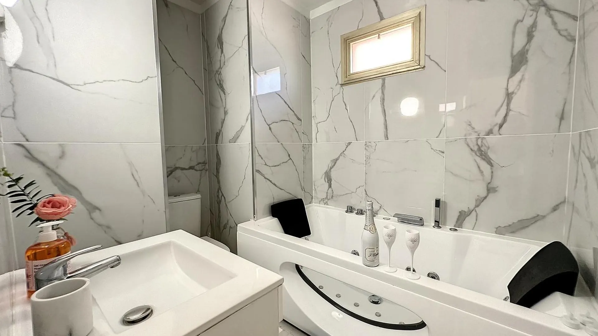 Evasion Cannes : Baignoire Spa, Ac, Wifi, Netflix 0*,  France