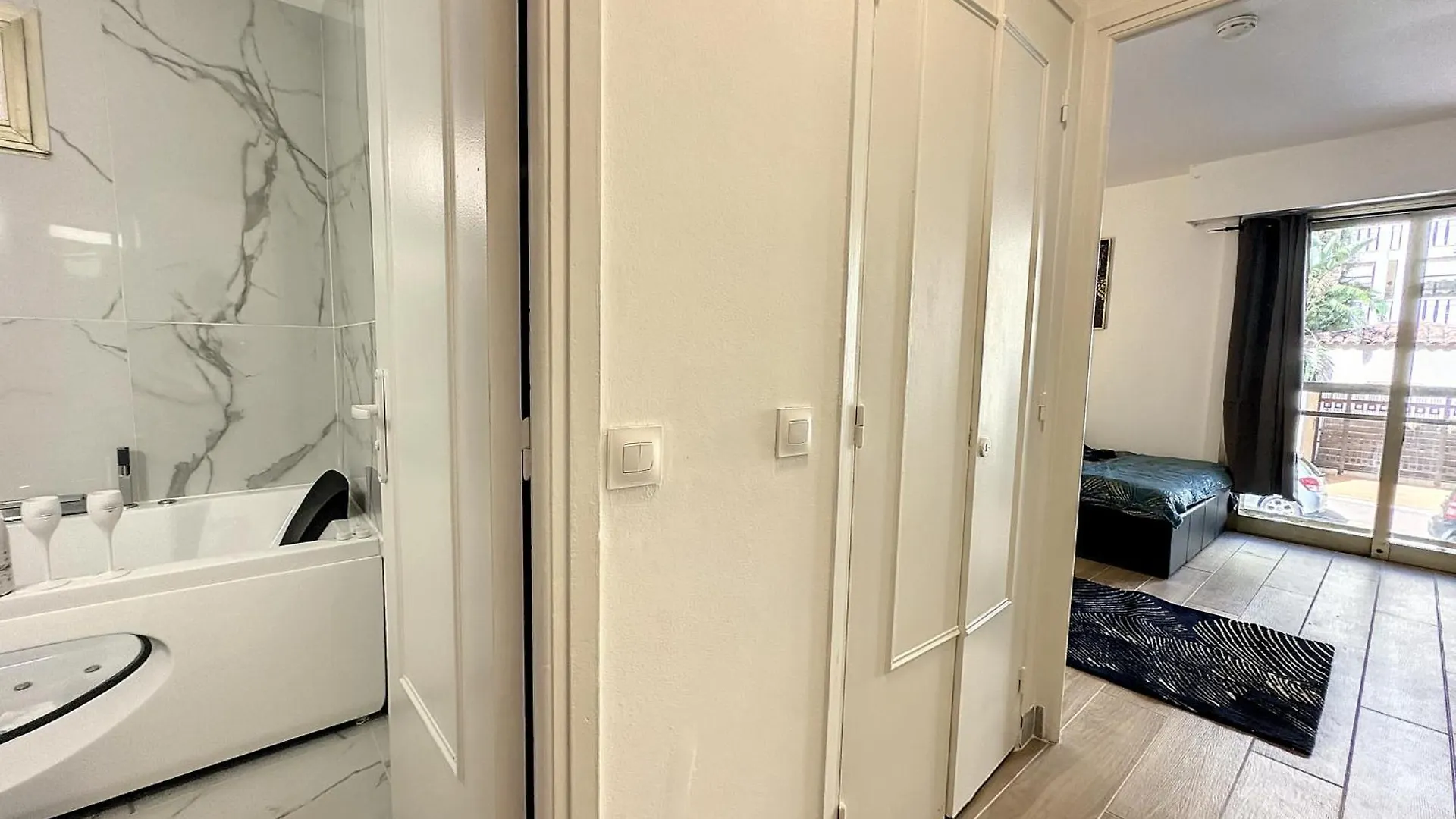Evasion Cannes : Baignoire Spa, Ac, Wifi, Netflix Apartment