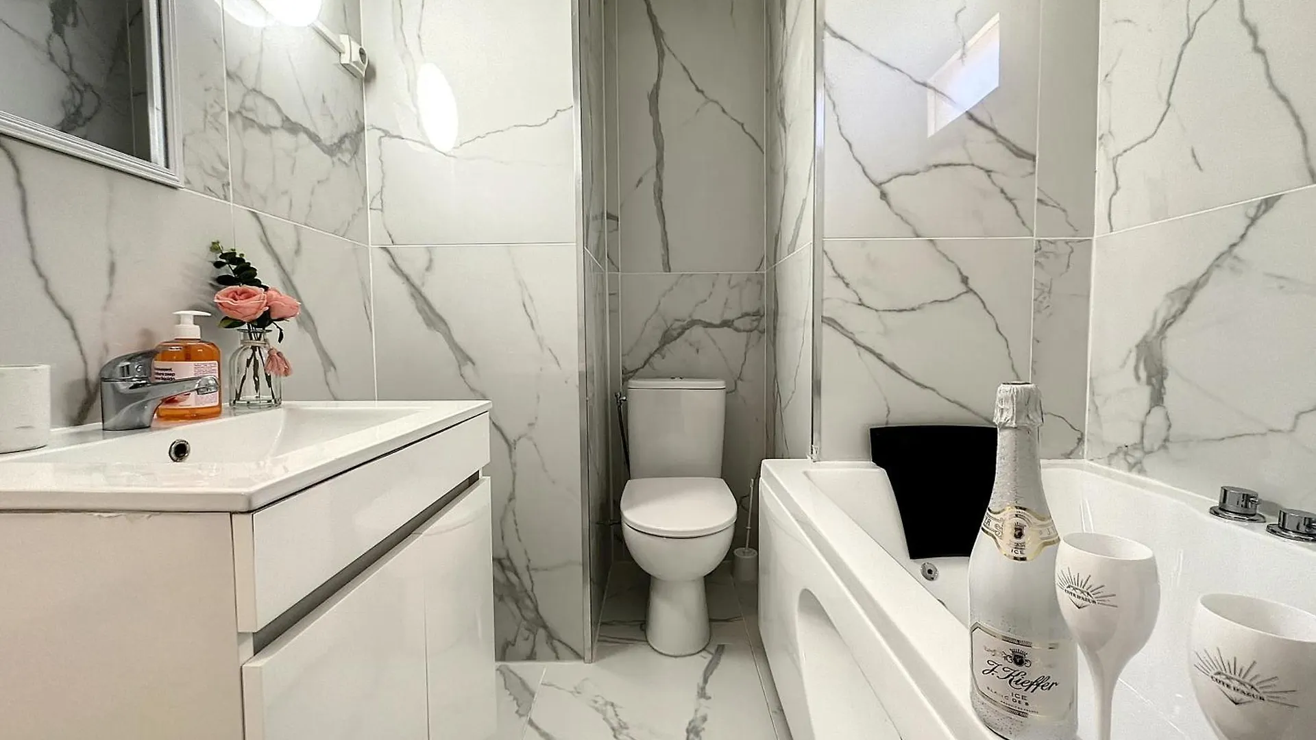 Apartment Evasion Cannes : Baignoire Spa, Ac, Wifi, Netflix France
